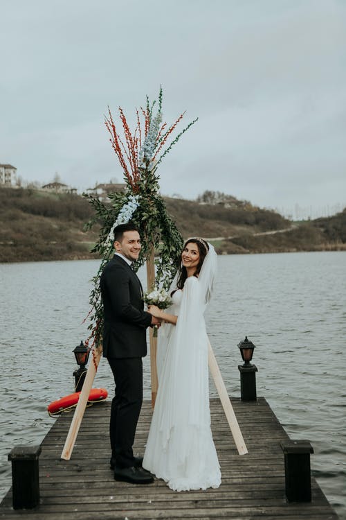 幸福的新娘和新郎站在码头上 · 免费素材图片