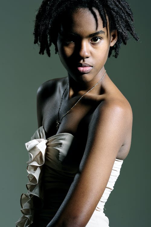 看照相机的华美的年轻黑人妇女在演播室 · 免费素材图片