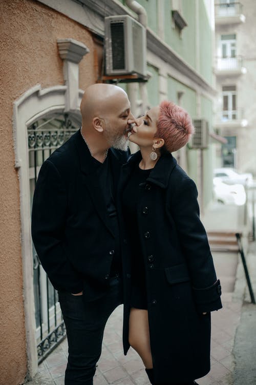 深情时尚情侣接吻在大街上 · 免费素材图片
