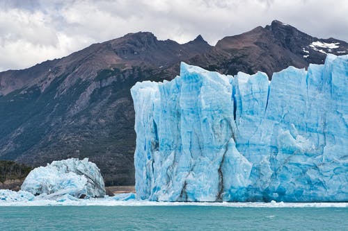 冬季在山前的粗糙冰川 · 免费素材图片