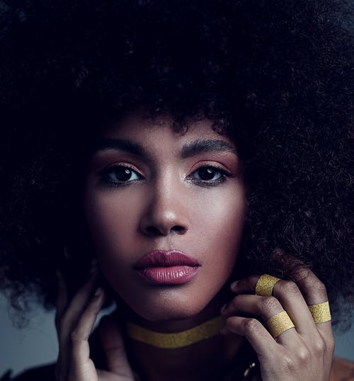 非洲黑人头发华丽年轻黑人女子 · 免费素材图片