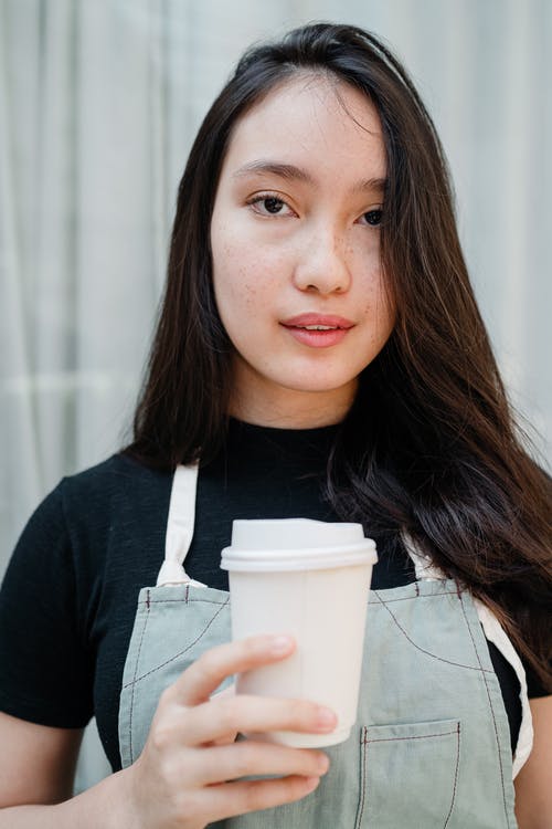 有关一次性杯子, 咖啡, 咖啡色头发的女人的免费素材图片