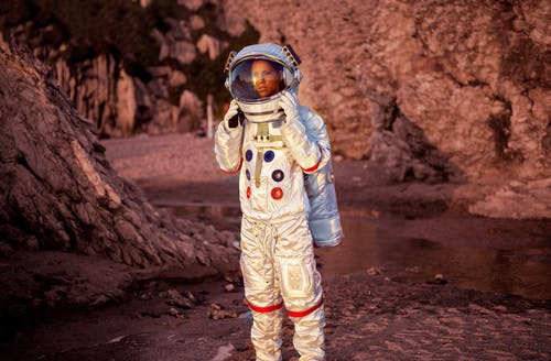 女人穿着太空服 · 免费素材图片