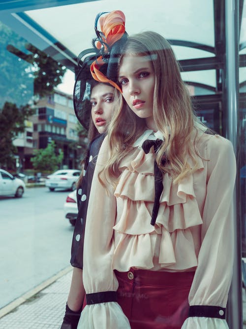 时髦的帽子站在大街上的时尚年轻女性 · 免费素材图片