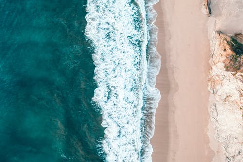 海浪在海边的鸟瞰图 · 免费素材图片