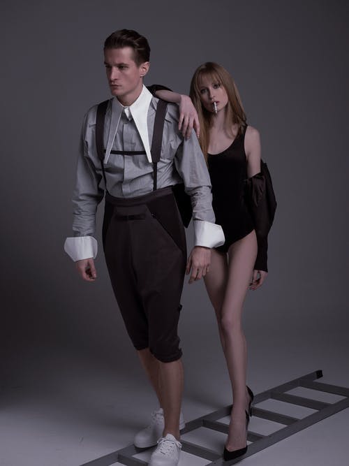 严重的年轻夫妇，在灰色背景下 · 免费素材图片