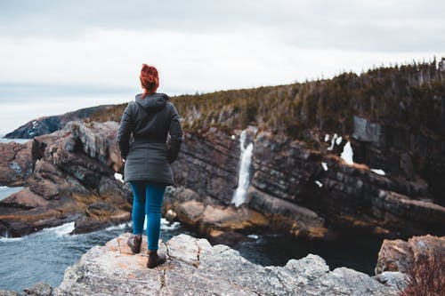 女人站在悬崖上的照片 · 免费素材图片