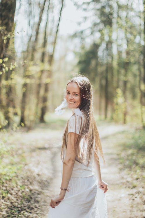 微笑的白色无袖连衣裙的女人 · 免费素材图片