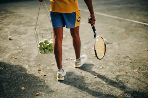 拿着网球拍的人 · 免费素材图片