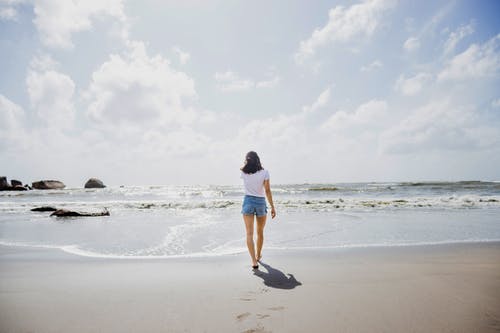 有关中景, 在海边, 女人的免费素材图片