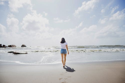 有关中景, 在海边, 女人的免费素材图片