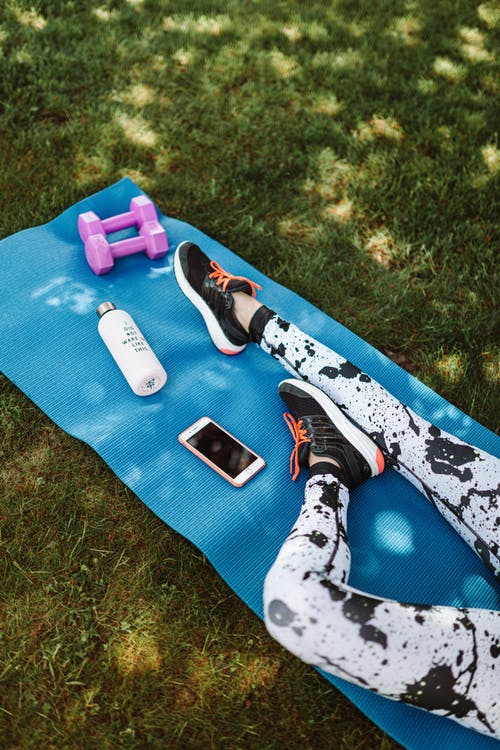 有关3C用品, 人, 哑铃的免费素材图片