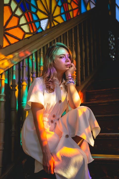 有关垂直拍摄, 女人, 手托住下巴的免费素材图片