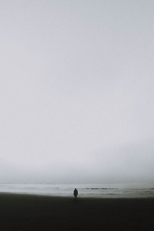 孤独的人站在海边 · 免费素材图片