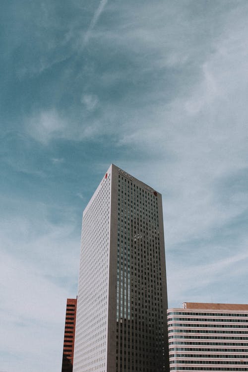 当代建筑在金融区反对多云的蓝天 · 免费素材图片