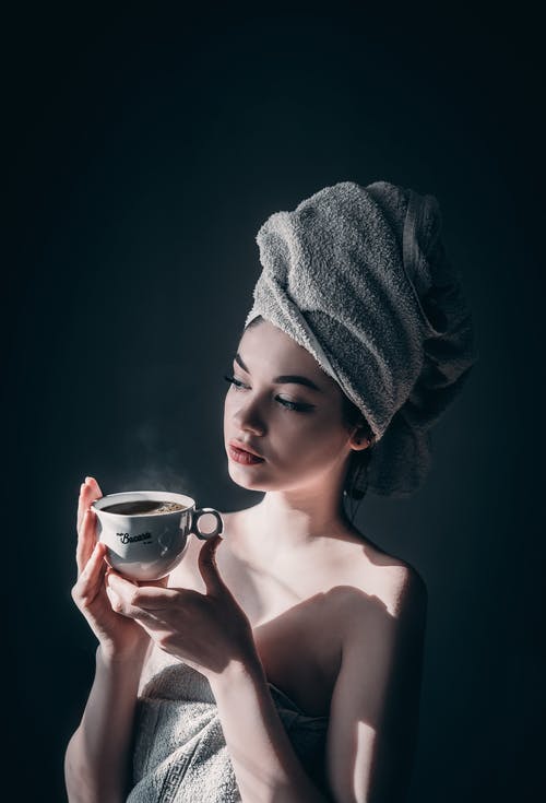 大杯热咖啡的性感女人 · 免费素材图片