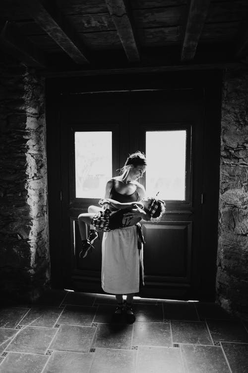 有孩子的礼服的妇女 · 免费素材图片