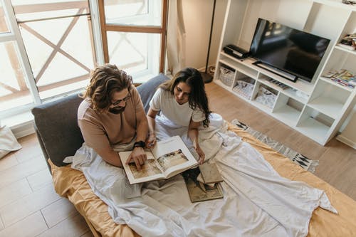 有关一对, 人, 图书的免费素材图片