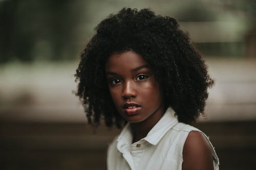 看着照相机的非洲裔美国女孩 · 免费素材图片