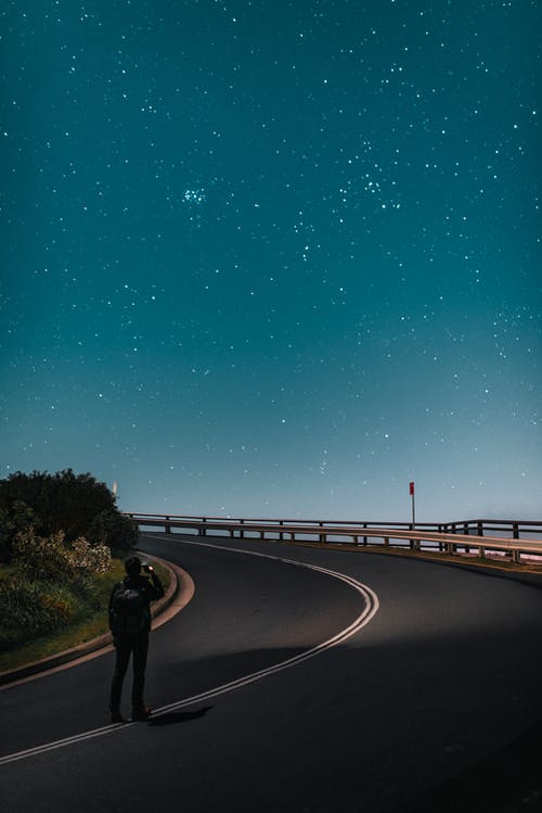 站在道路上的星空的匿名游客拍照 · 免费素材图片