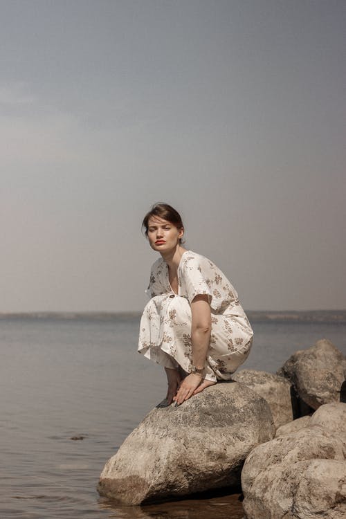 有关优雅, 坐, 大石头的免费素材图片