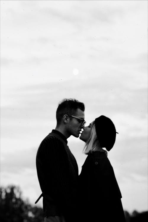 男人和女人接吻灰度照片 · 免费素材图片