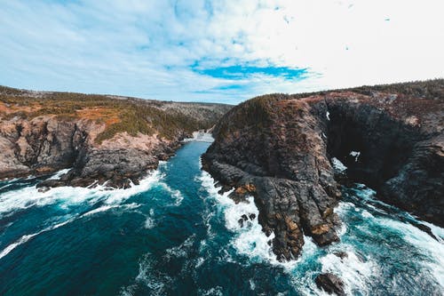 在岩石的海岸线上河源头流的风景 · 免费素材图片