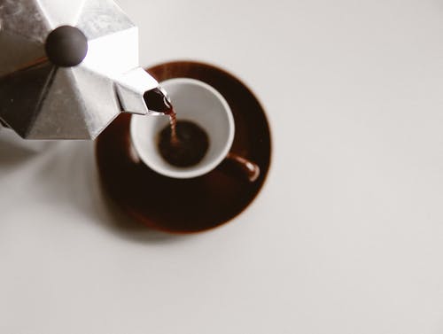 用机器准备的新鲜热咖啡 · 免费素材图片