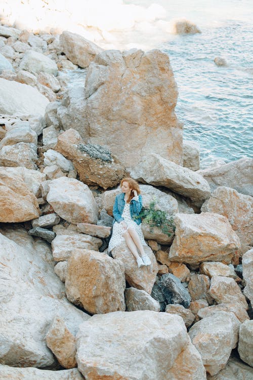 有关坐, 垂直拍摄, 大石头的免费素材图片