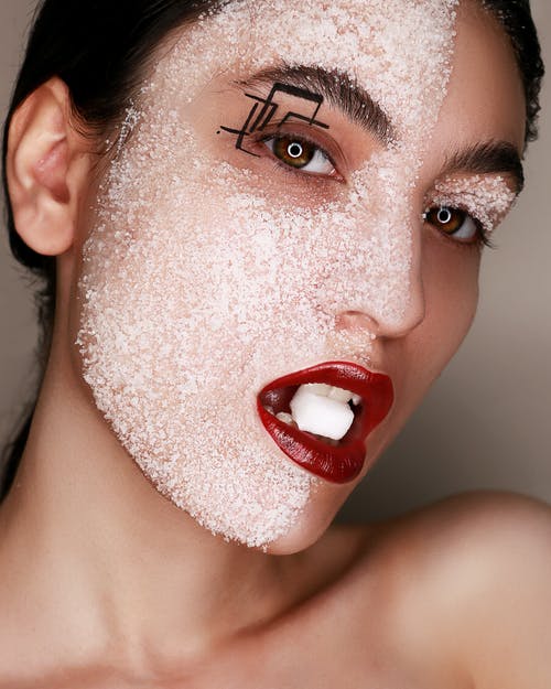 糖在脸上和嘴里的年轻女子 · 免费素材图片