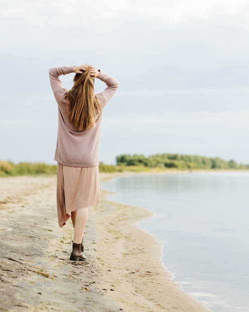 在湖岸上行走的女人 · 免费素材图片