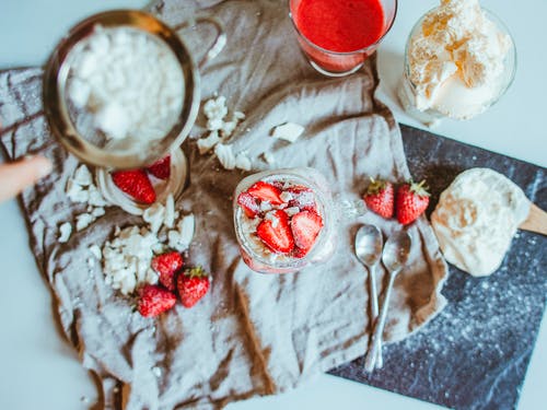 餐巾上的美味草莓甜点 · 免费素材图片