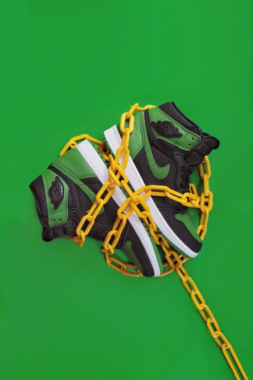 时尚运动靴在绿色表面上拴 · 免费素材图片