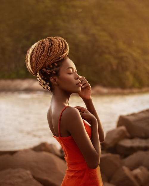 时尚的黑人女性，靠近水的脸 · 免费素材图片