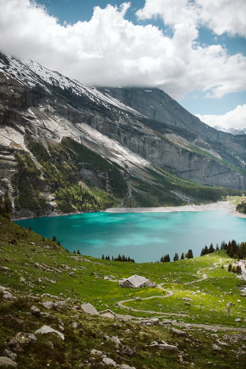 山脊和湖在阴天 · 免费素材图片