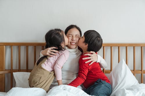 孩子们亲吻他们的母亲的照片 · 免费素材图片