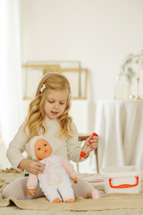 女孩玩娃娃 · 免费素材图片