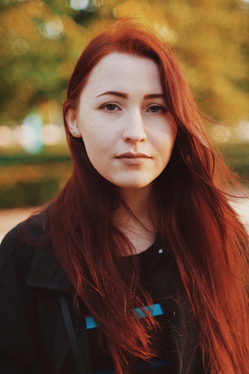 有关哀思, 严肃, 垂直拍摄的免费素材图片