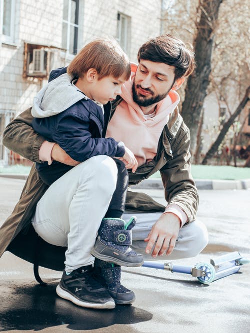 父亲和儿子在大街上一起玩 · 免费素材图片