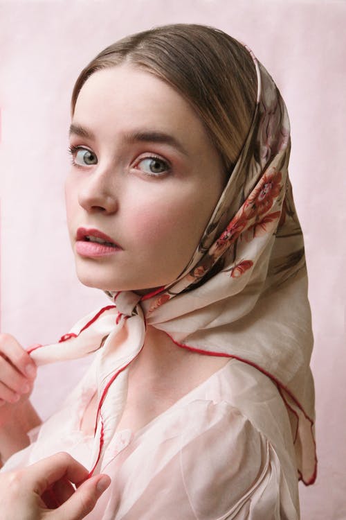 美丽的年轻女子在头巾 · 免费素材图片
