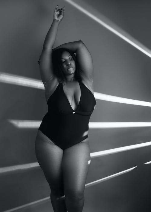 黑色一件泳装的女人 · 免费素材图片