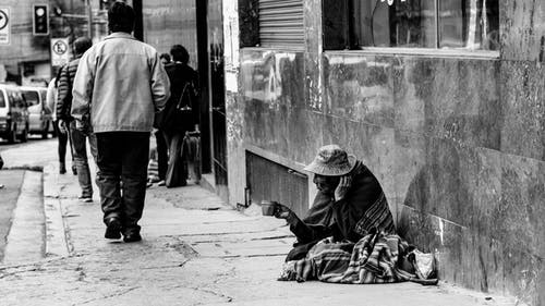 有关乞丐, 人行道, 单色的免费素材图片
