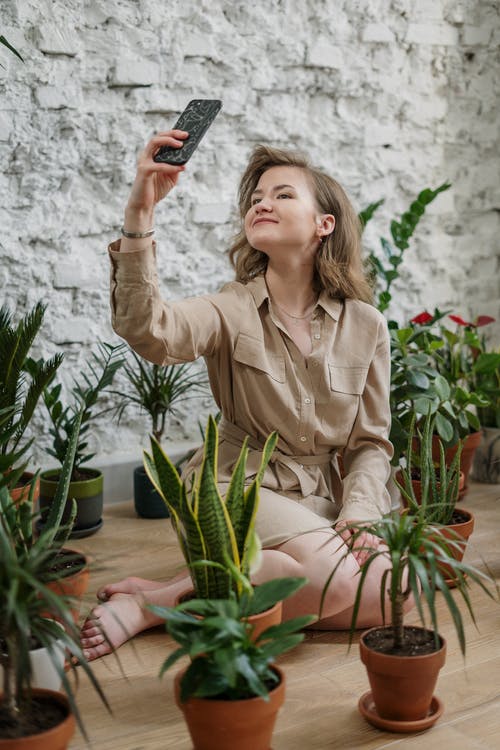 有关休闲, 修剪花草, 咖啡色头发的女人的免费素材图片