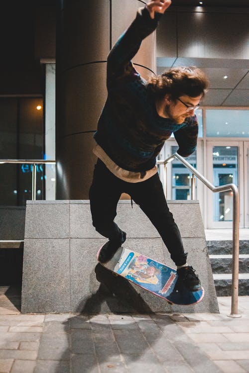 有关举起手臂, 人, 危险的免费素材图片