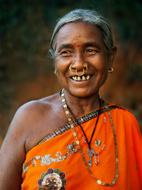 橙色花卉无袖连衣裙微笑的女人 · 免费素材图片