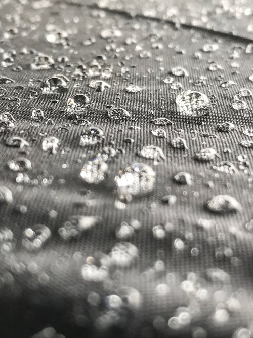 灰色表面上的水滴 · 免费素材图片