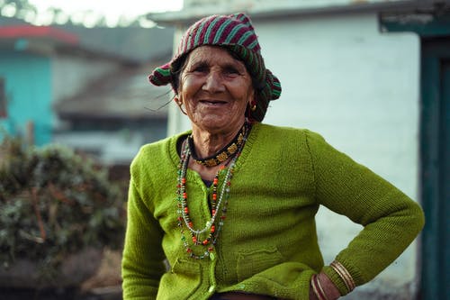 绿色毛衣微笑的女人 · 免费素材图片