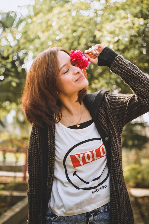 有关垂直拍摄, 女人, 微笑的免费素材图片