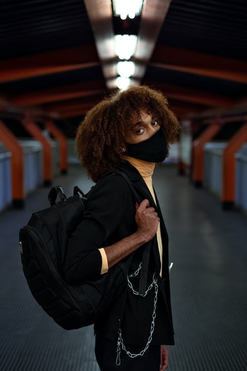 防毒面具的年轻黑人在地铁 · 免费素材图片