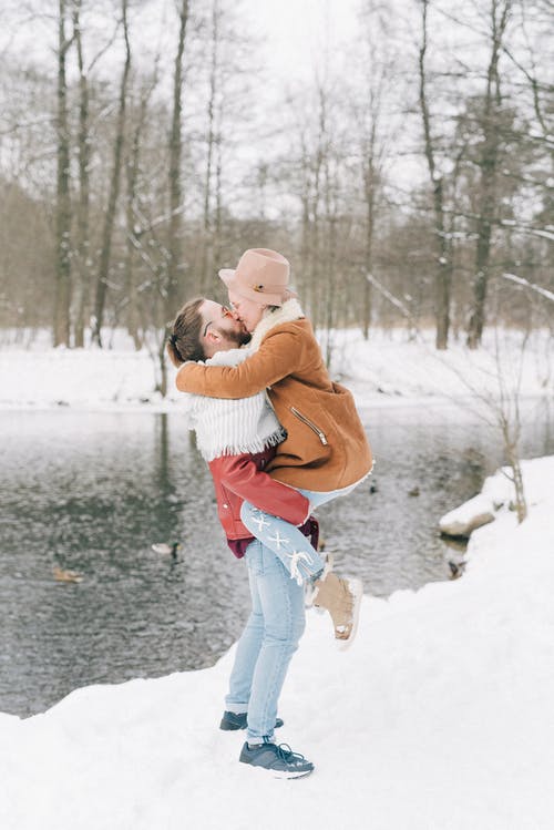 幸福的情侣接吻在湖边 · 免费素材图片